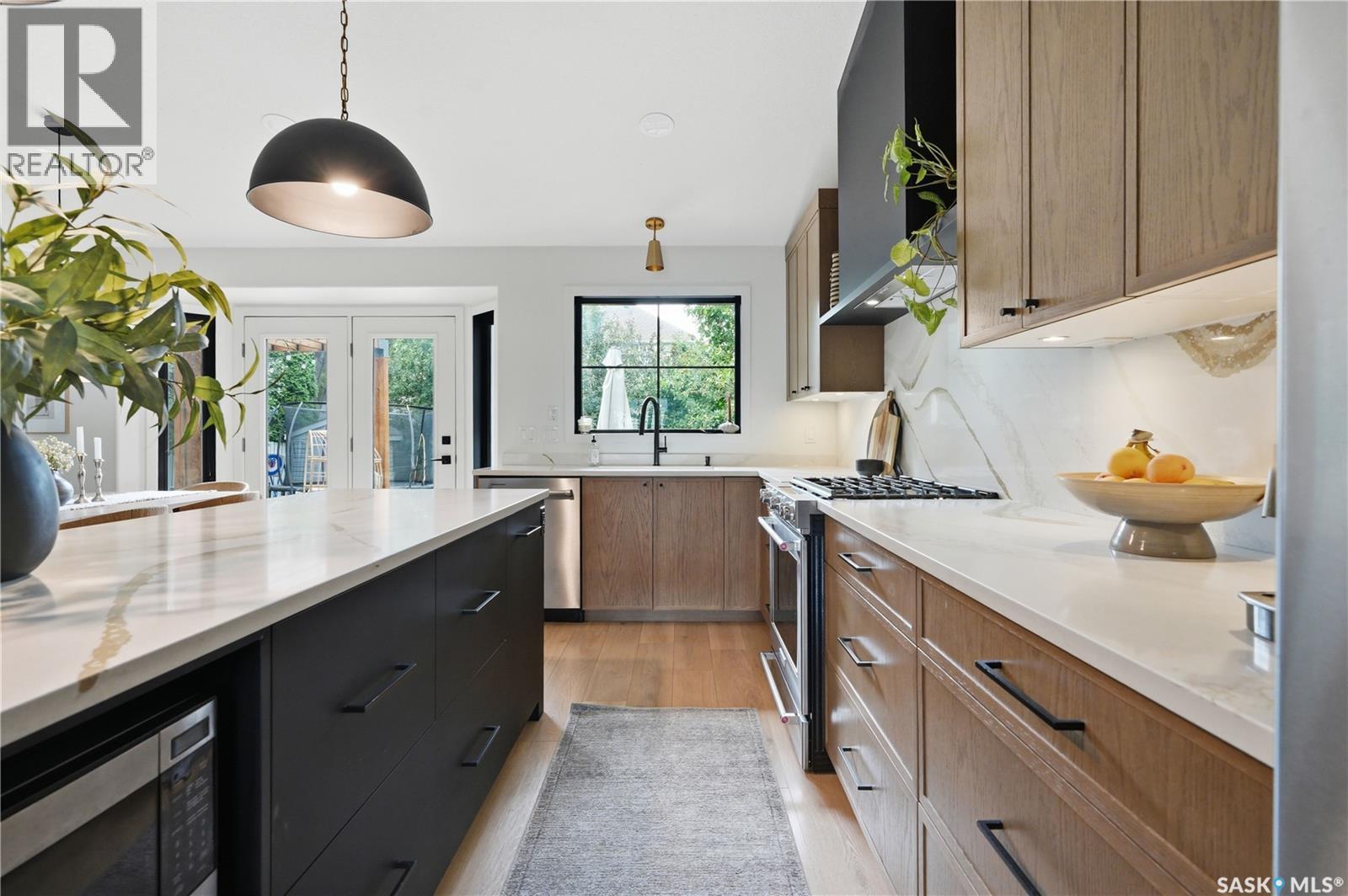 110 Mcfarland Place, Saskatoon, SK - Indoor Photo Showing Kitchen With Upgraded Kitchen
