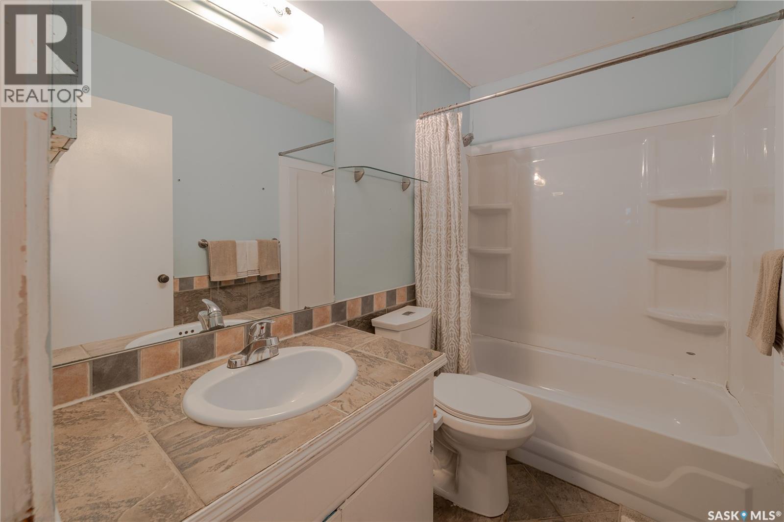 2818 23Rd Avenue, Regina, SK - Indoor Photo Showing Bathroom