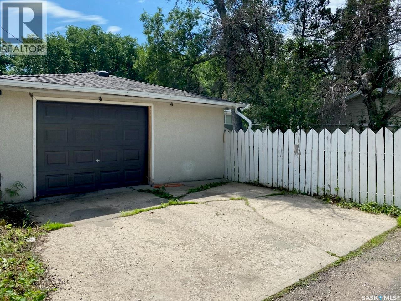 2818 23Rd Avenue, Regina, SK - Outdoor