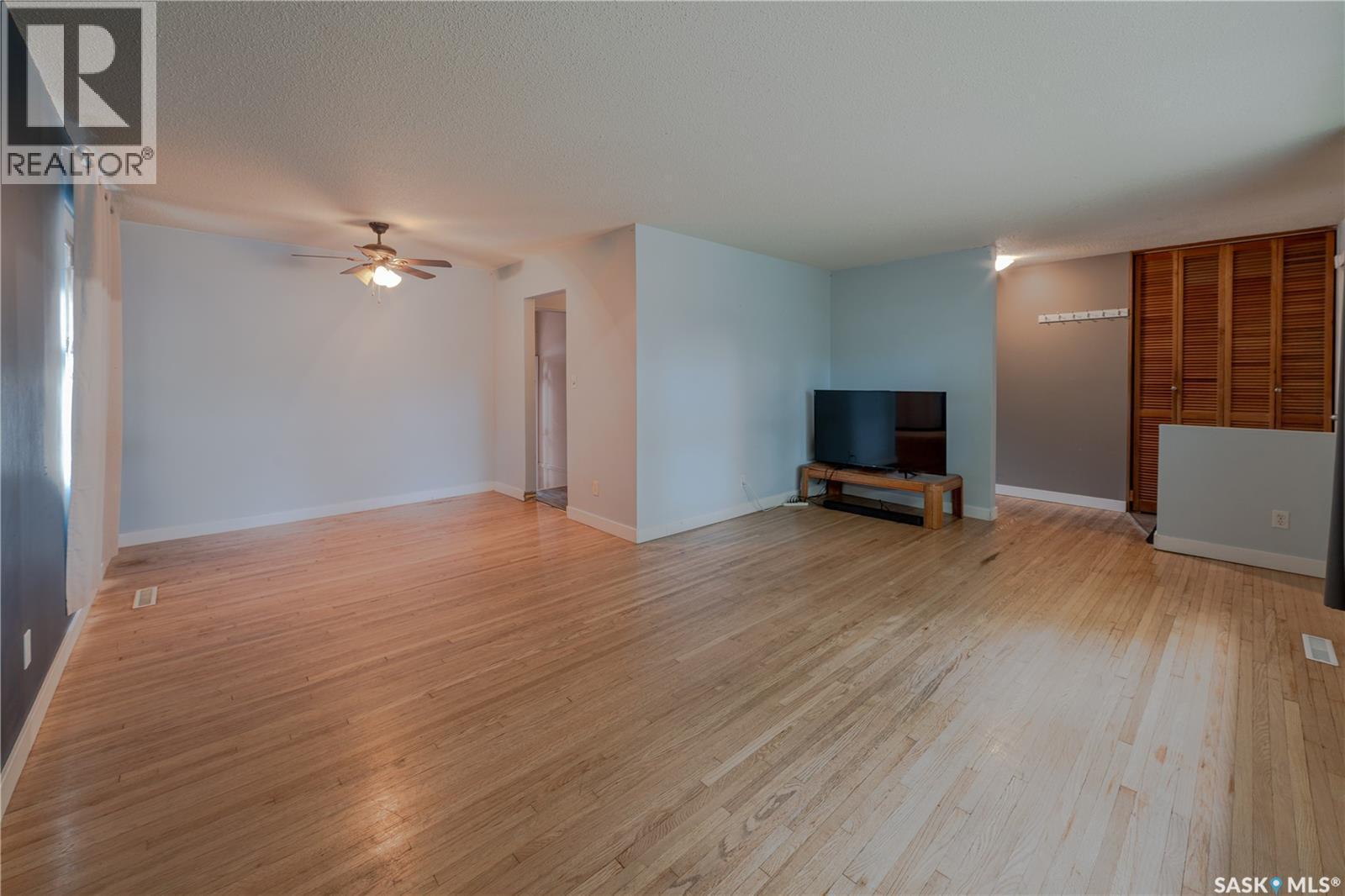 2818 23Rd Avenue, Regina, SK - Indoor Photo Showing Living Room