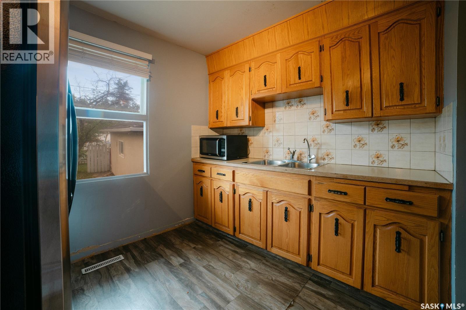 2818 23Rd Avenue, Regina, SK - Indoor Photo Showing Kitchen With Double Sink