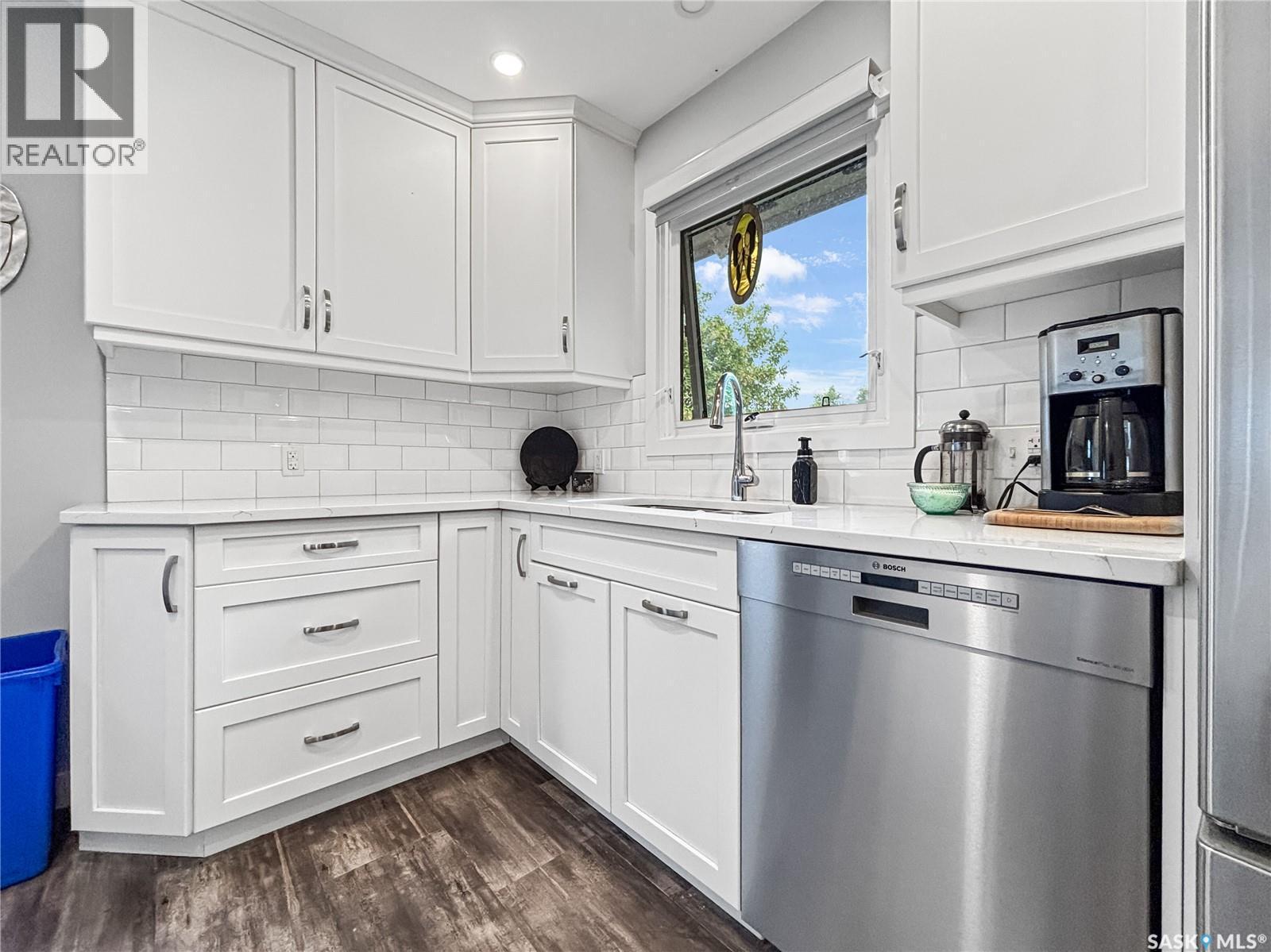 330 Meighen Crescent, Saskatoon, SK - Indoor Photo Showing Kitchen