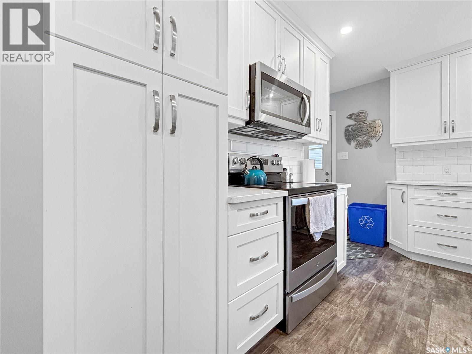 330 Meighen Crescent, Saskatoon, SK - Indoor Photo Showing Kitchen