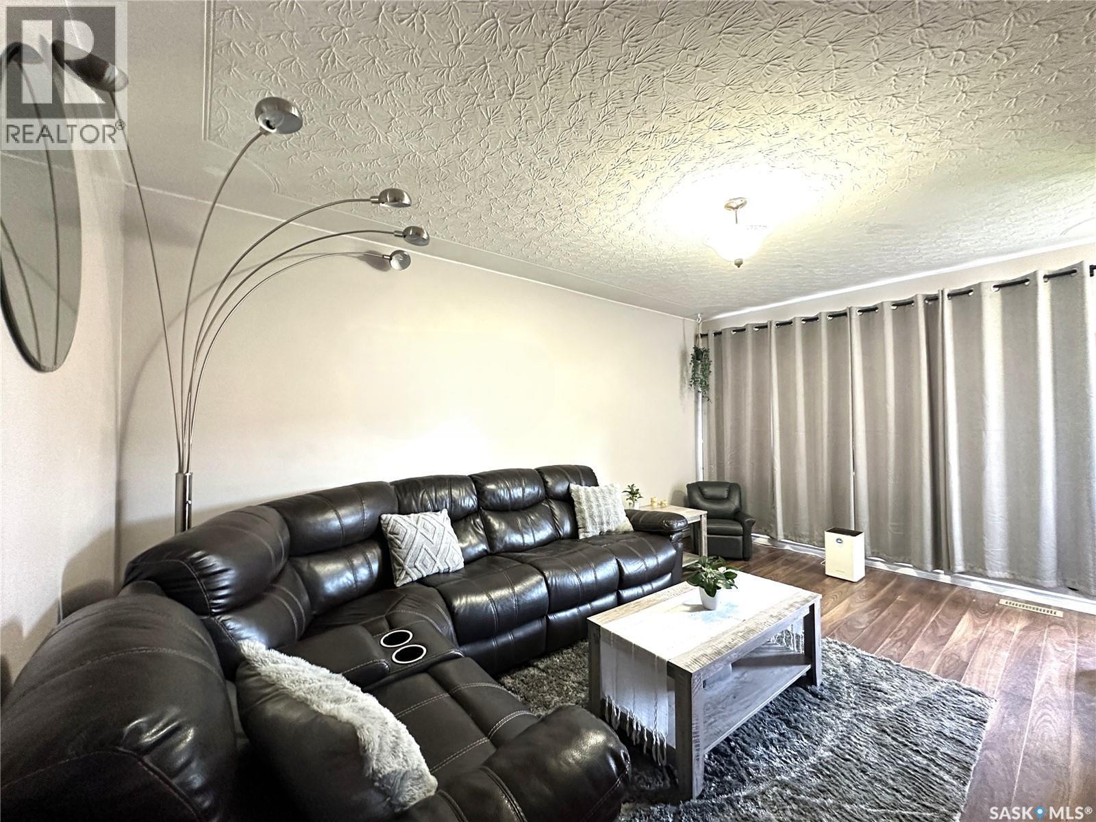 A&B 2818 7Th Street E, Saskatoon, SK - Indoor Photo Showing Living Room