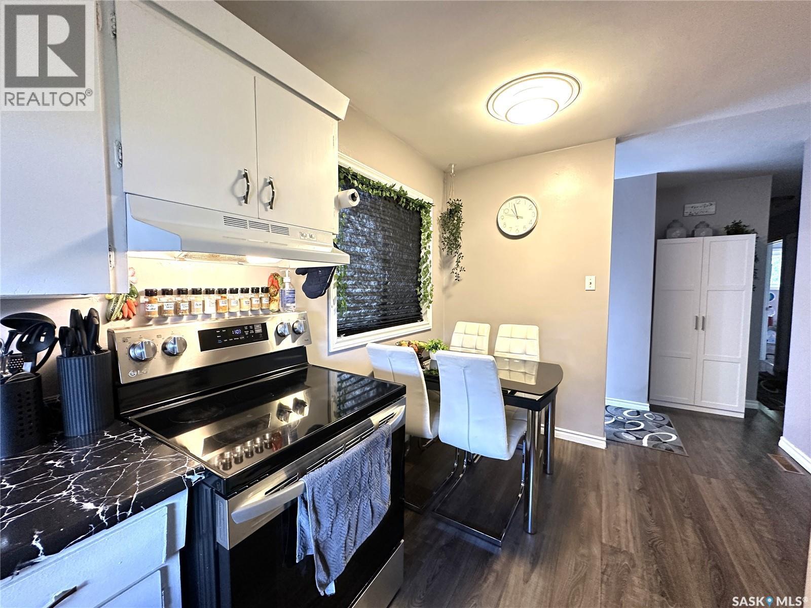 A&B 2818 7Th Street E, Saskatoon, SK - Indoor Photo Showing Kitchen