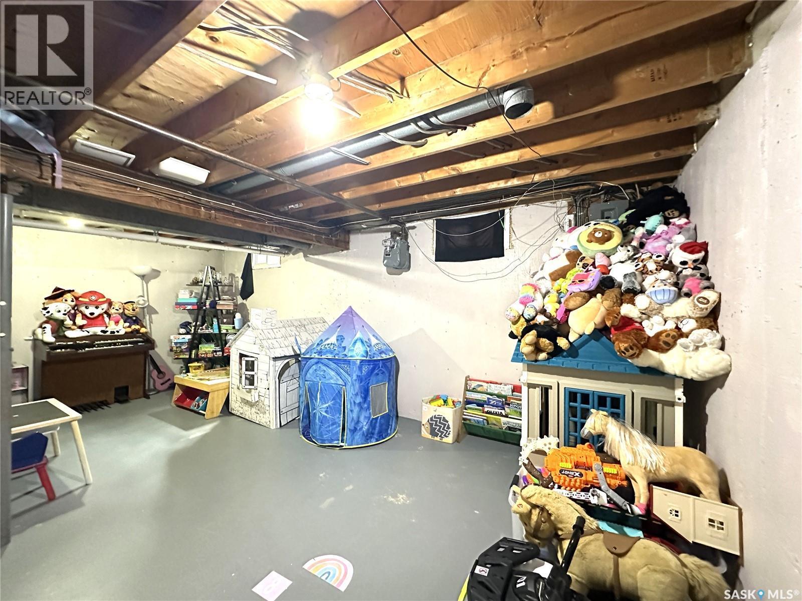 A&B 2818 7Th Street E, Saskatoon, SK - Indoor