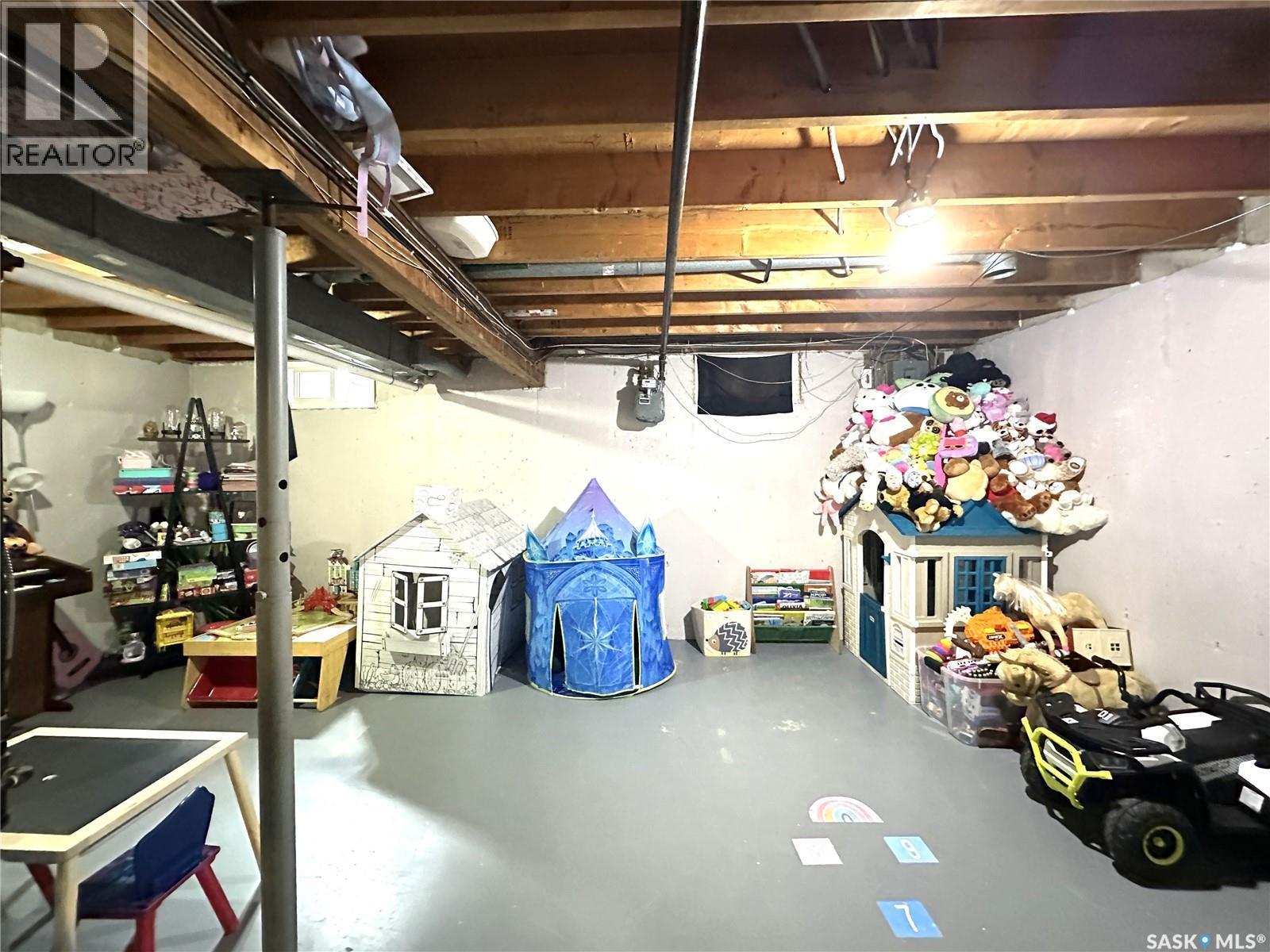 A&B 2818 7Th Street E, Saskatoon, SK - Indoor
