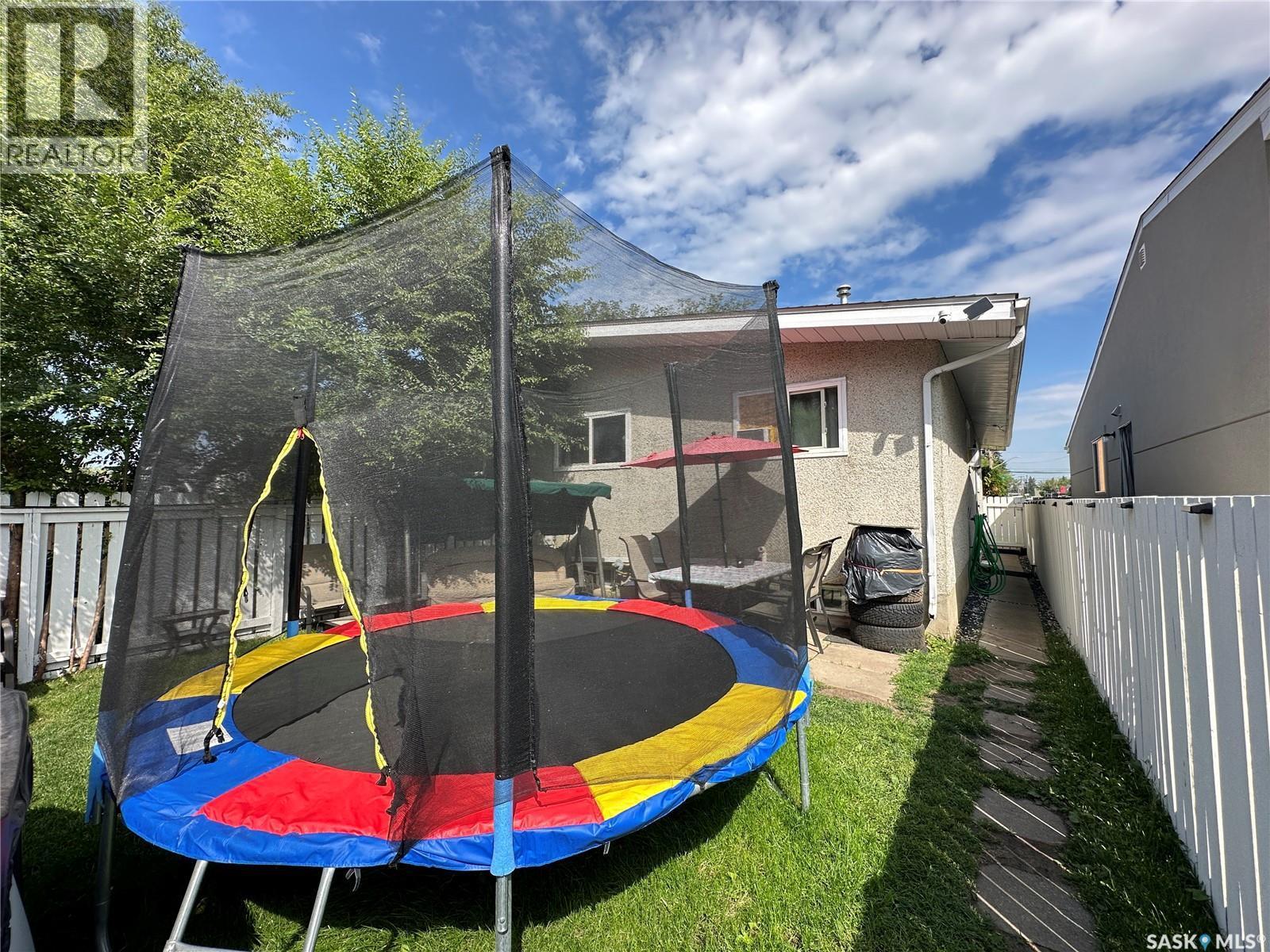 A&B 2818 7Th Street E, Saskatoon, SK - Outdoor