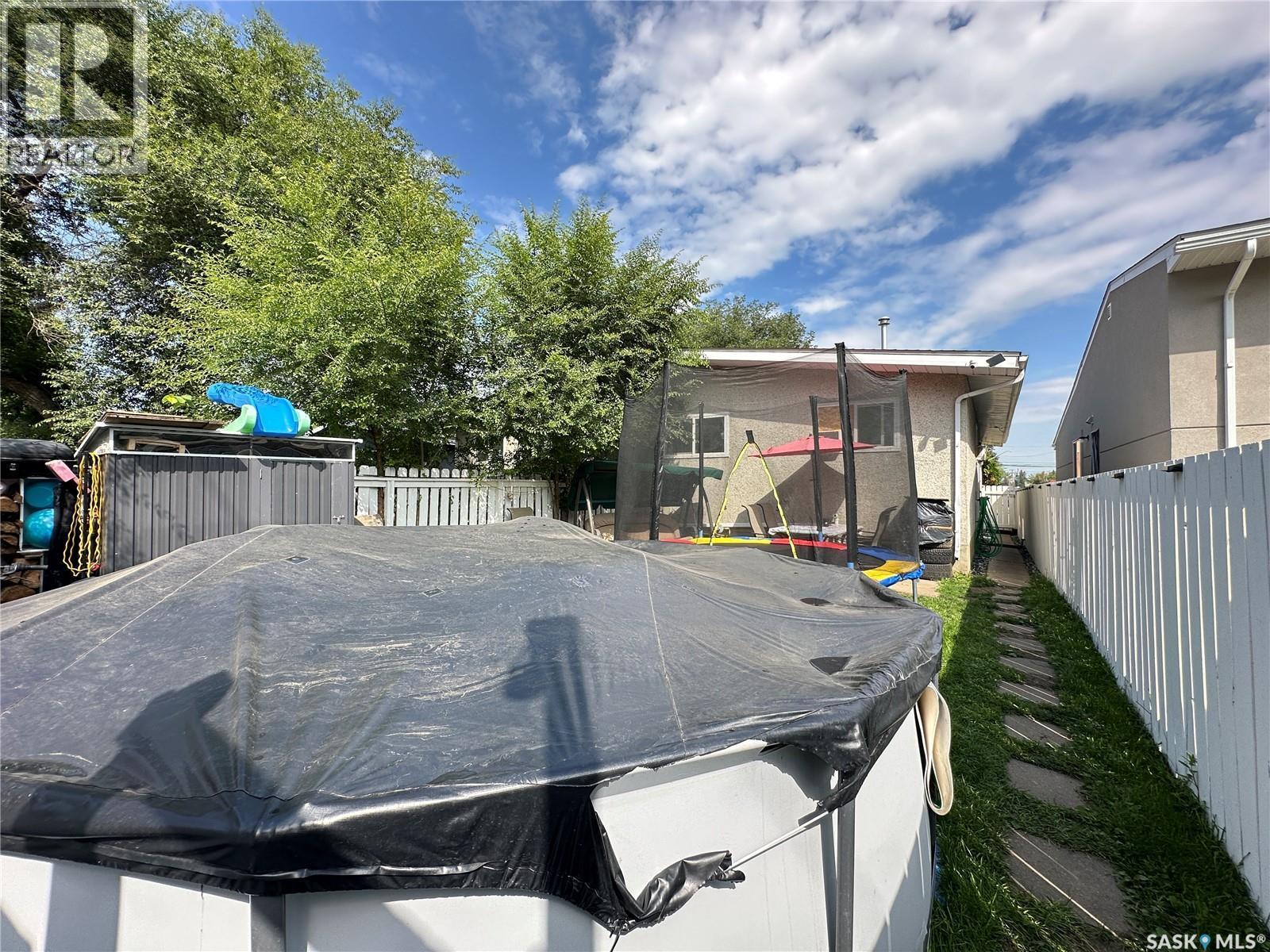 A&B 2818 7Th Street E, Saskatoon, SK - Outdoor