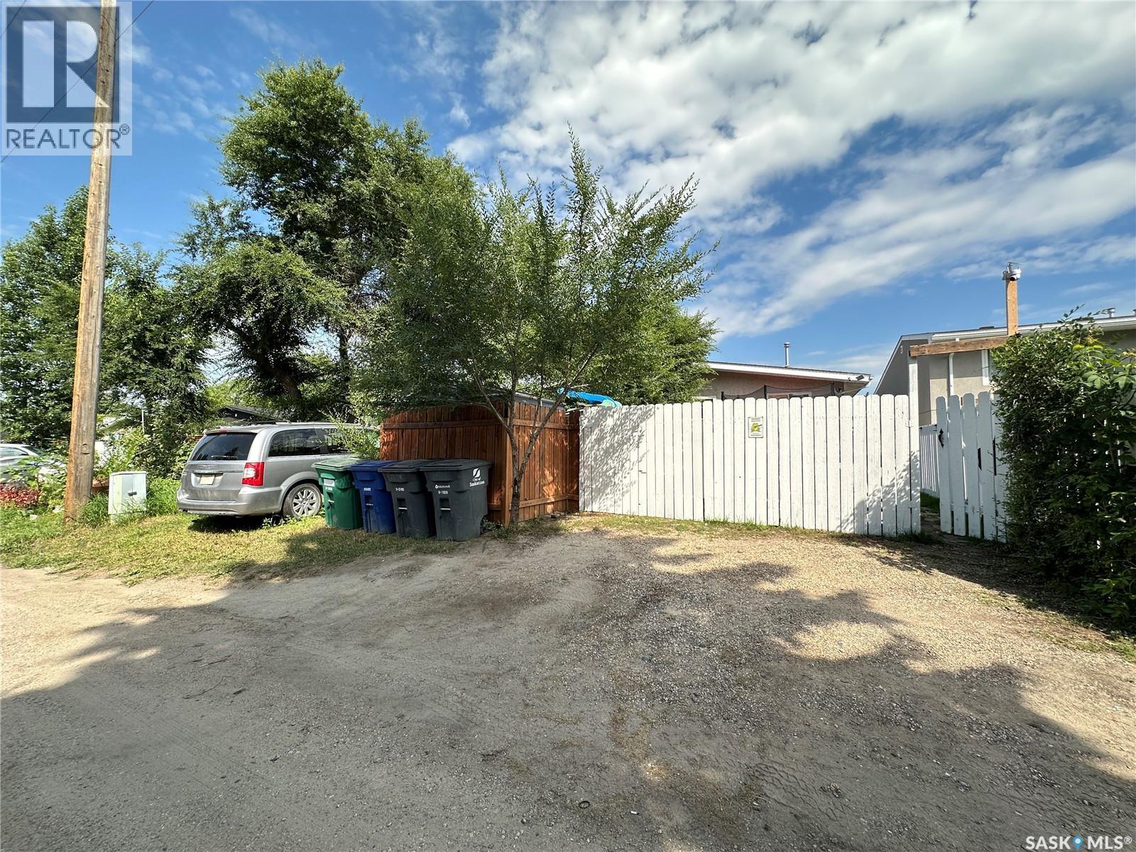 A&B 2818 7Th Street E, Saskatoon, SK - Outdoor