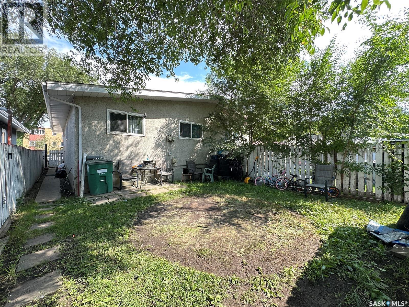 A&B 2818 7Th Street E, Saskatoon, SK - Outdoor