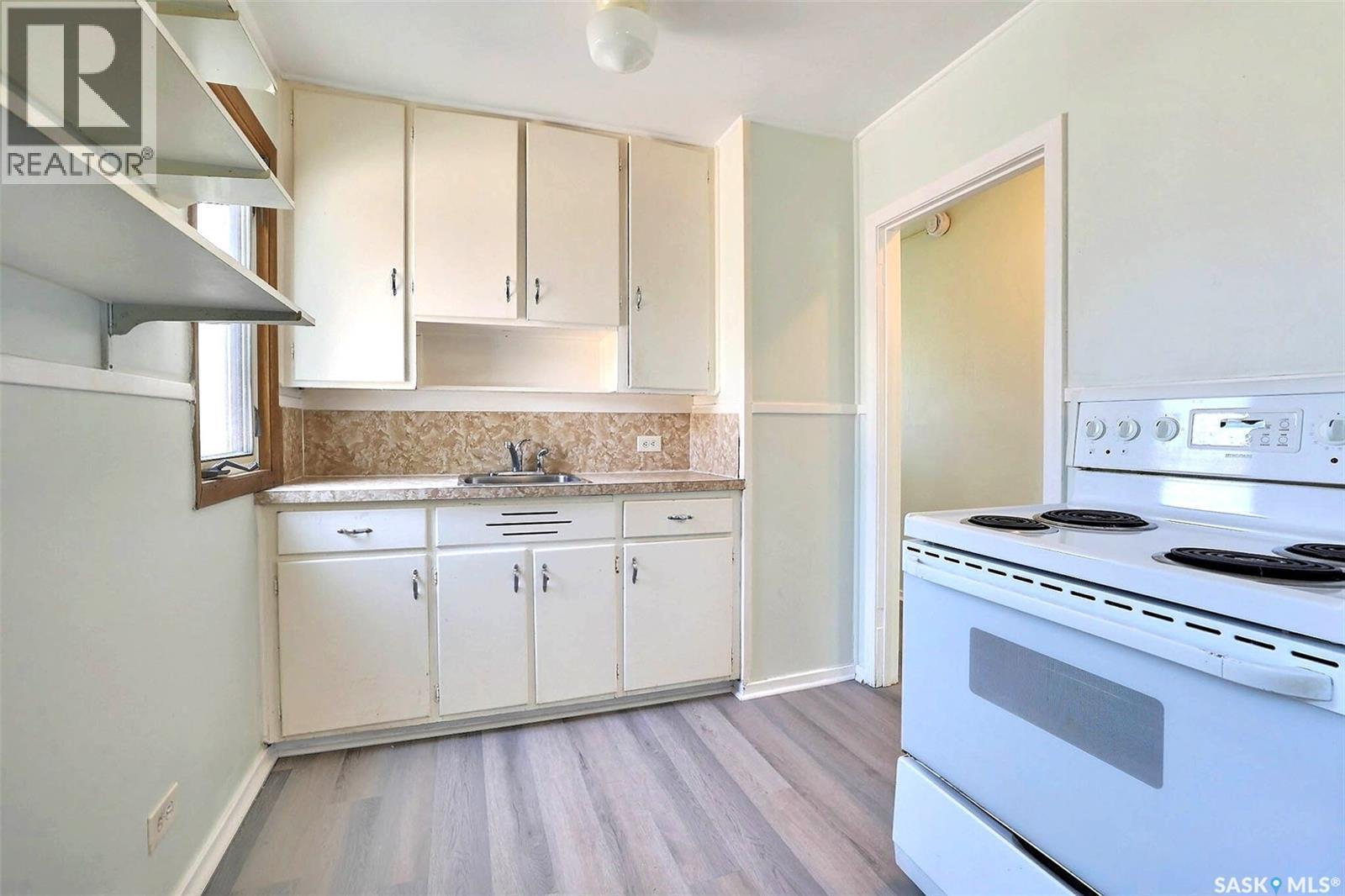 859 Pasqua Street, Regina, SK - Indoor Photo Showing Kitchen
