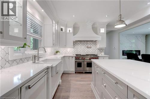 921 Scenic Drive, Hamilton, ON - Indoor Photo Showing Kitchen With Upgraded Kitchen