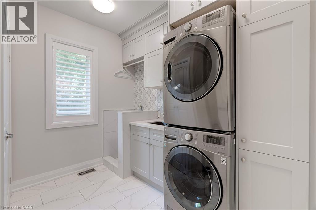 921 Scenic Drive, Hamilton, ON - Indoor Photo Showing Laundry Room