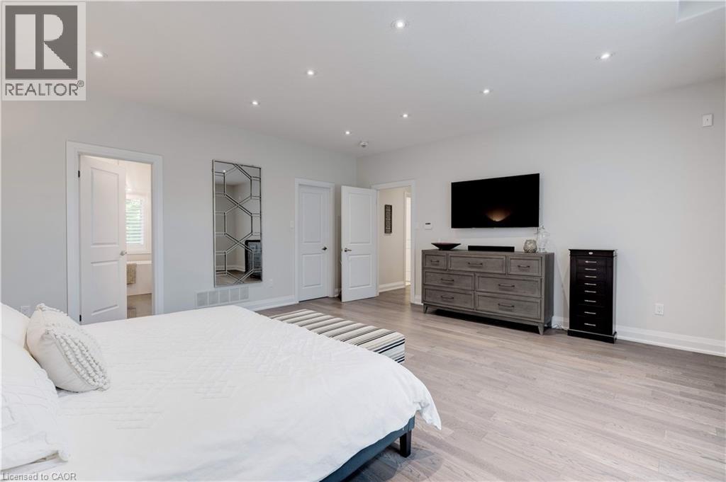 921 Scenic Drive, Hamilton, ON - Indoor Photo Showing Bedroom