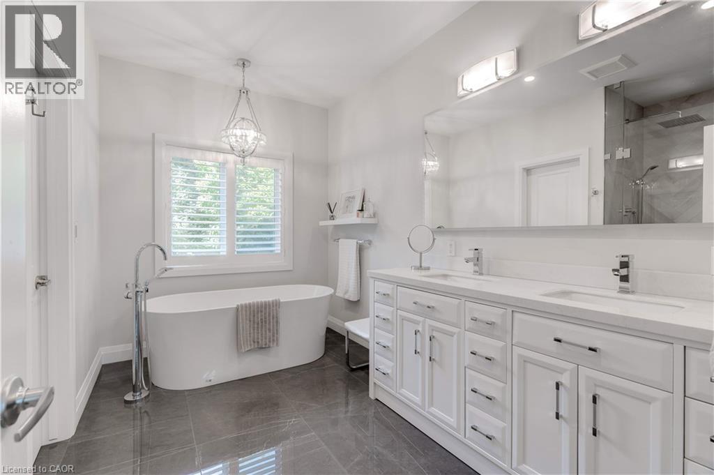 921 Scenic Drive, Hamilton, ON - Indoor Photo Showing Bathroom