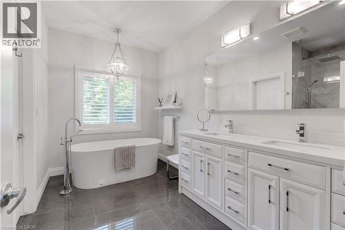 921 Scenic Drive, Hamilton, ON - Indoor Photo Showing Bathroom