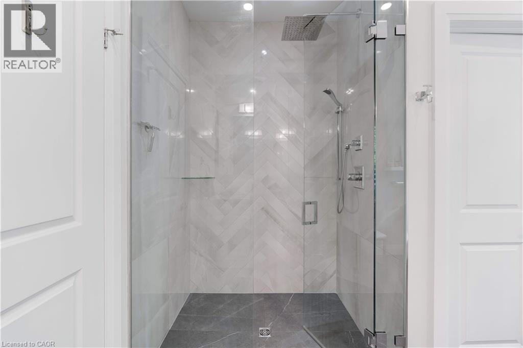 921 Scenic Drive, Hamilton, ON - Indoor Photo Showing Bathroom