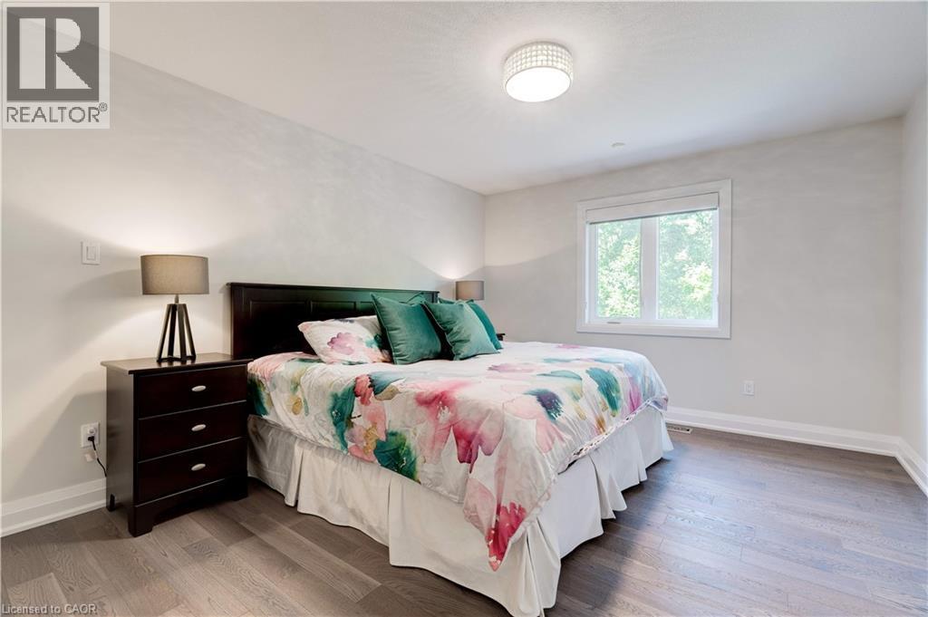 921 Scenic Drive, Hamilton, ON - Indoor Photo Showing Bedroom