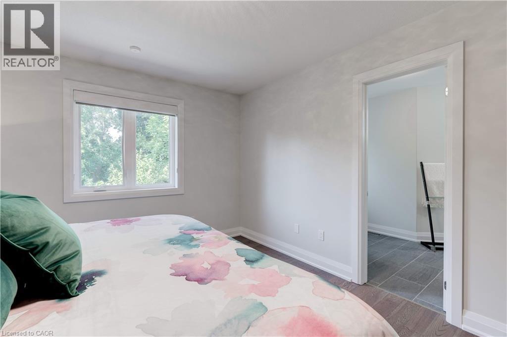 921 Scenic Drive, Hamilton, ON - Indoor Photo Showing Bedroom