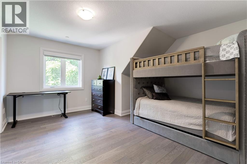 921 Scenic Drive, Hamilton, ON - Indoor Photo Showing Bedroom