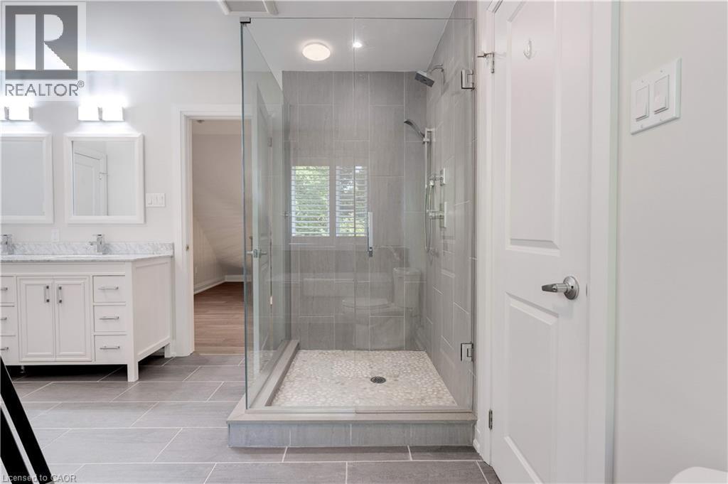 921 Scenic Drive, Hamilton, ON - Indoor Photo Showing Bathroom