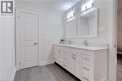 921 Scenic Drive, Hamilton, ON - Indoor Photo Showing Bathroom