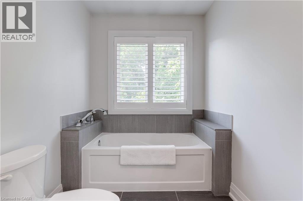 921 Scenic Drive, Hamilton, ON - Indoor Photo Showing Laundry Room