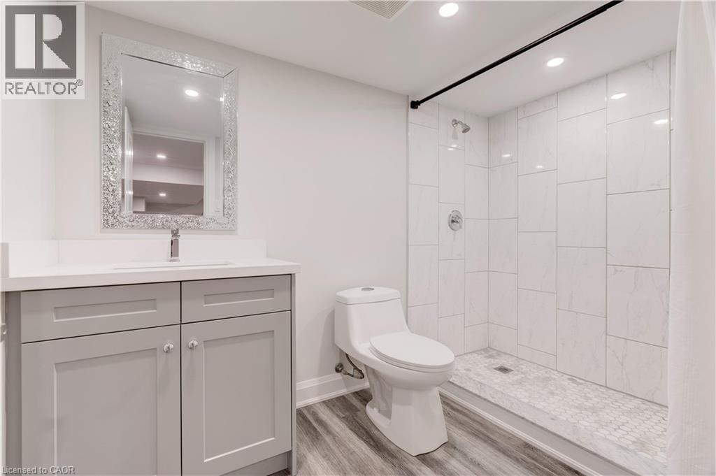 921 Scenic Drive, Hamilton, ON - Indoor Photo Showing Bathroom