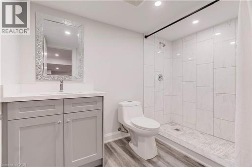 921 Scenic Drive, Hamilton, ON - Indoor Photo Showing Bathroom