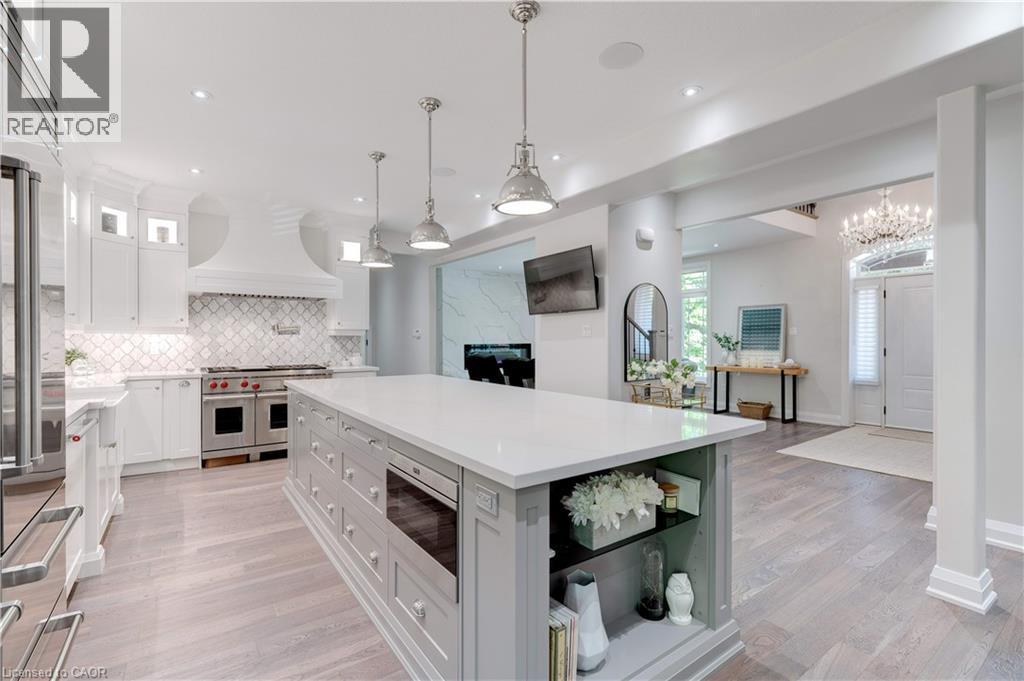 921 Scenic Drive, Hamilton, ON - Indoor Photo Showing Kitchen With Upgraded Kitchen