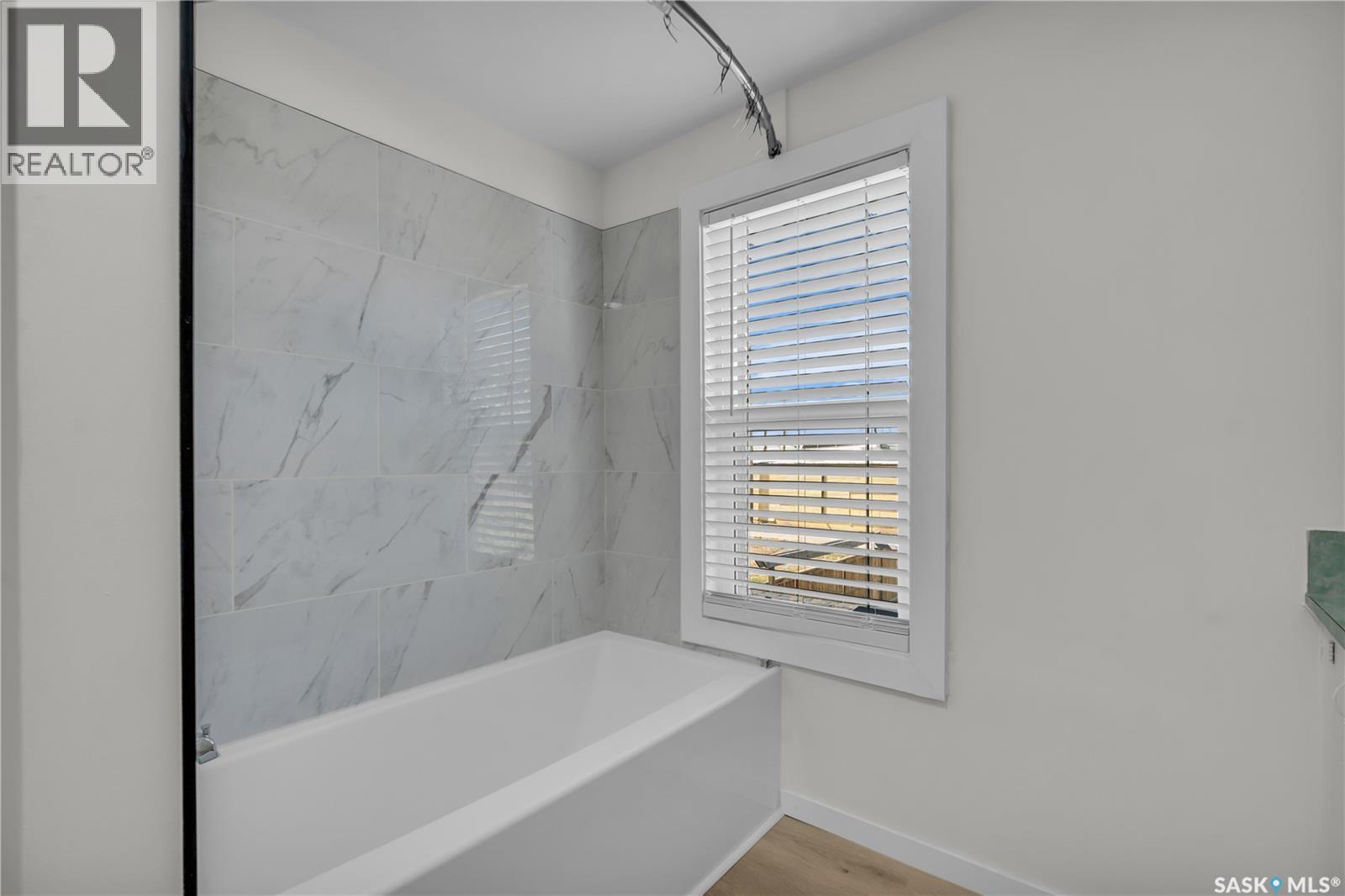 223 I Avenue S, Saskatoon, SK - Indoor Photo Showing Bathroom