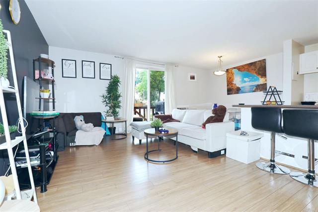 5-385 St Anne'S Rd, Winnipeg, MB - Indoor Photo Showing Living Room