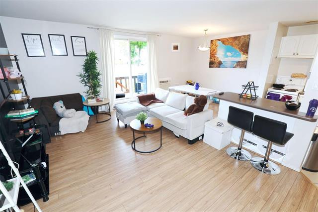 5-385 St Anne'S Rd, Winnipeg, MB - Indoor Photo Showing Living Room