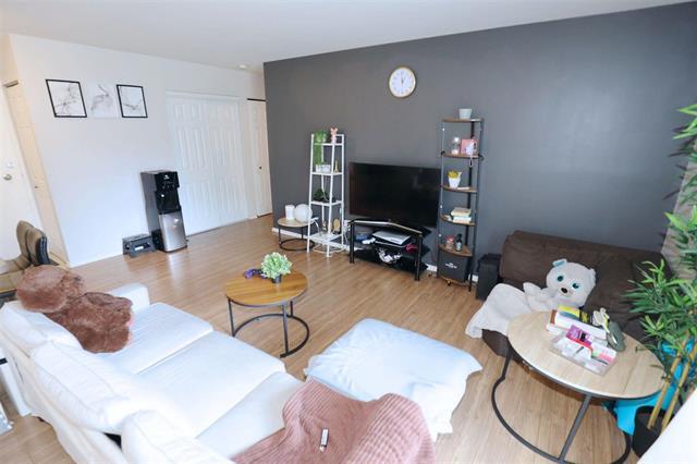 5-385 St Anne'S Rd, Winnipeg, MB - Indoor Photo Showing Living Room