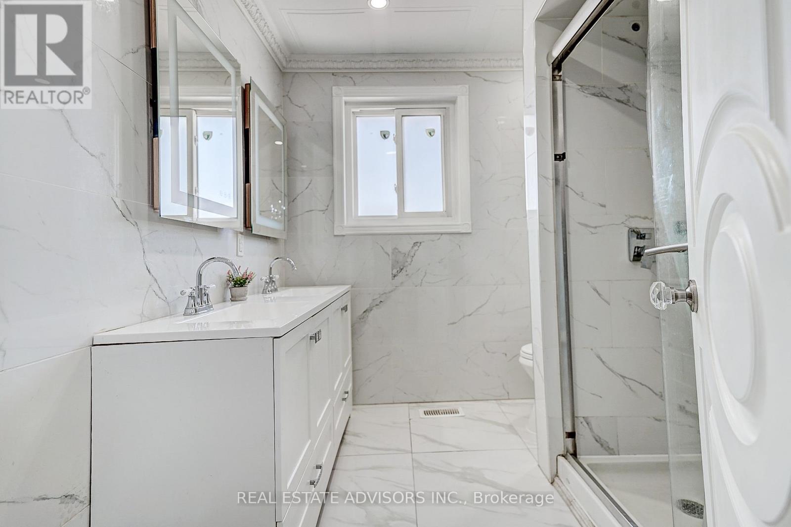 Bathroom 2nd Floor - 1228 Jane Street N, Toronto, ON - Indoor Photo Showing Bathroom