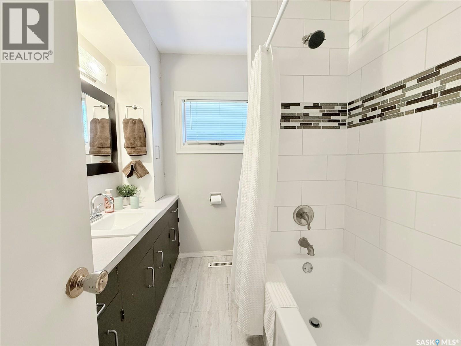 219 Thomson Street, Outlook, SK - Indoor Photo Showing Bathroom
