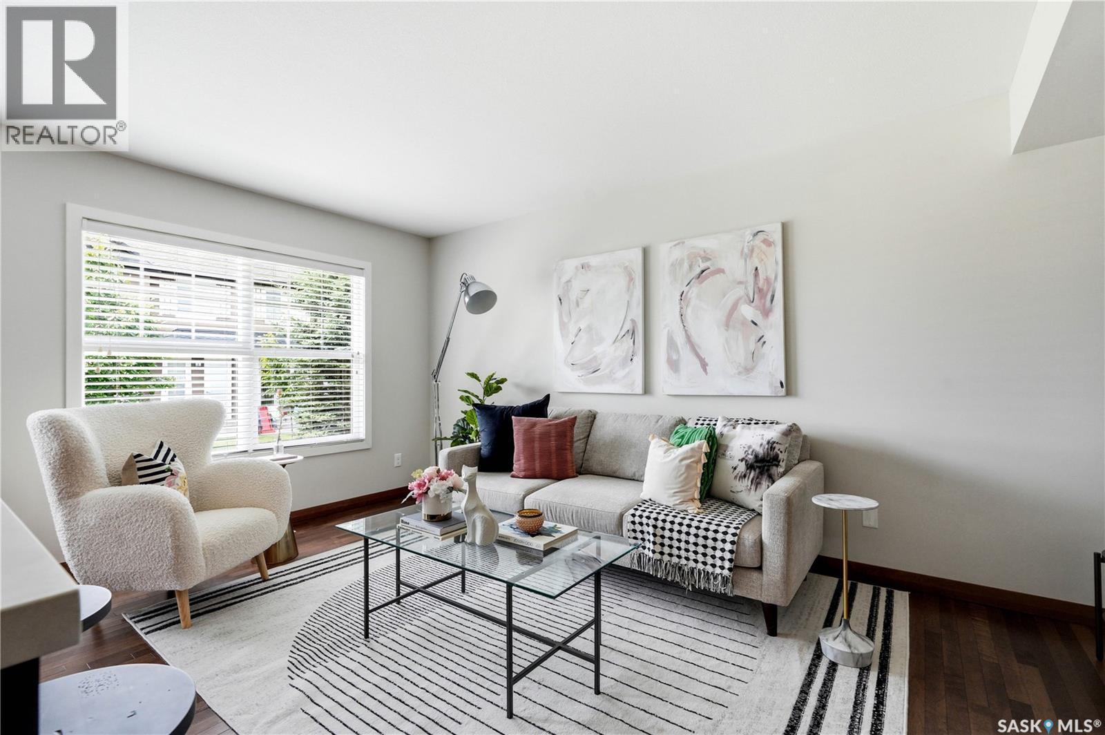 201 2007 Pohorecky Crescent, Saskatoon, SK - Indoor Photo Showing Living Room