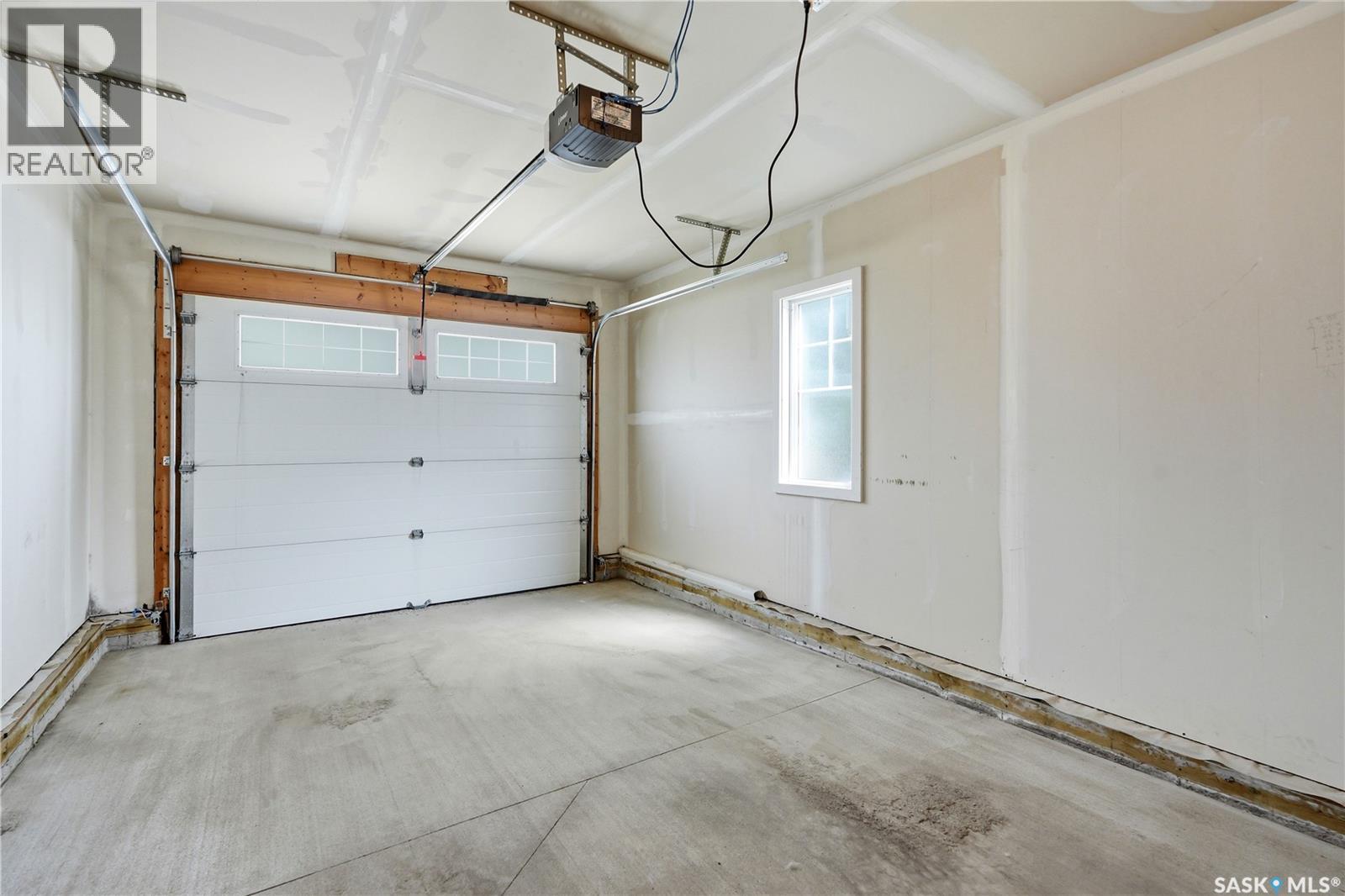 201 2007 Pohorecky Crescent, Saskatoon, SK - Indoor Photo Showing Garage