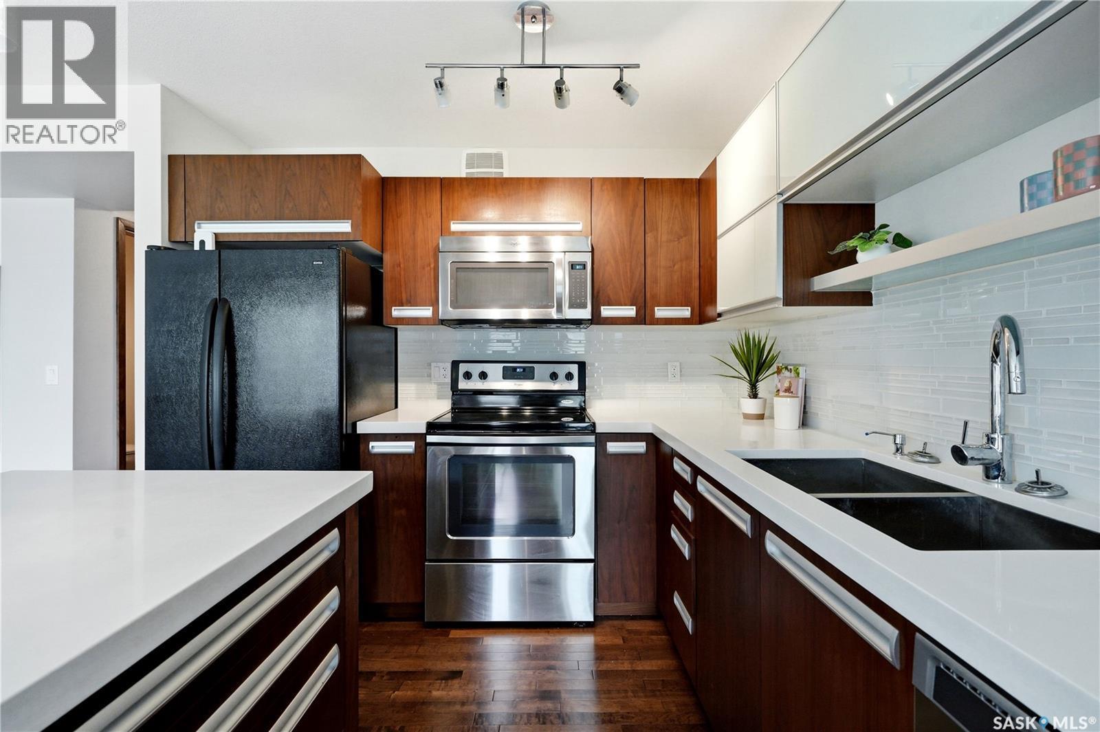 201 2007 Pohorecky Crescent, Saskatoon, SK - Indoor Photo Showing Kitchen With Double Sink With Upgraded Kitchen