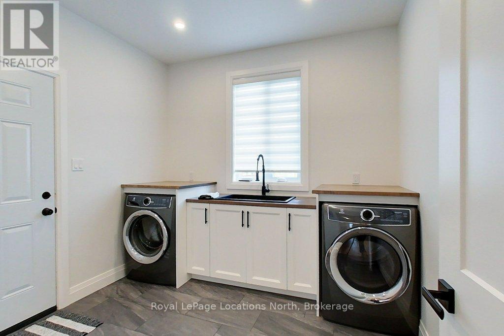 37 Foliage Drive, Tiny, ON - Indoor Photo Showing Laundry Room
