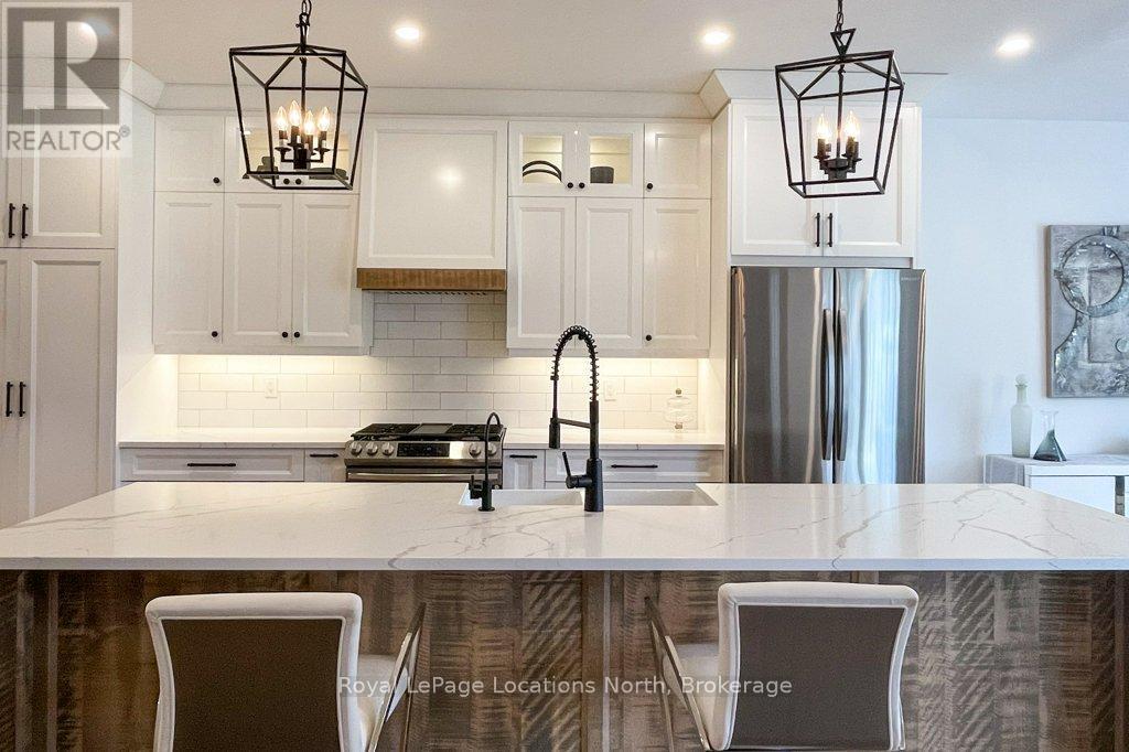37 Foliage Drive, Tiny, ON - Indoor Photo Showing Kitchen With Upgraded Kitchen