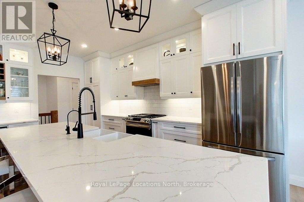 37 Foliage Drive, Tiny, ON - Indoor Photo Showing Kitchen With Stainless Steel Kitchen With Double Sink With Upgraded Kitchen