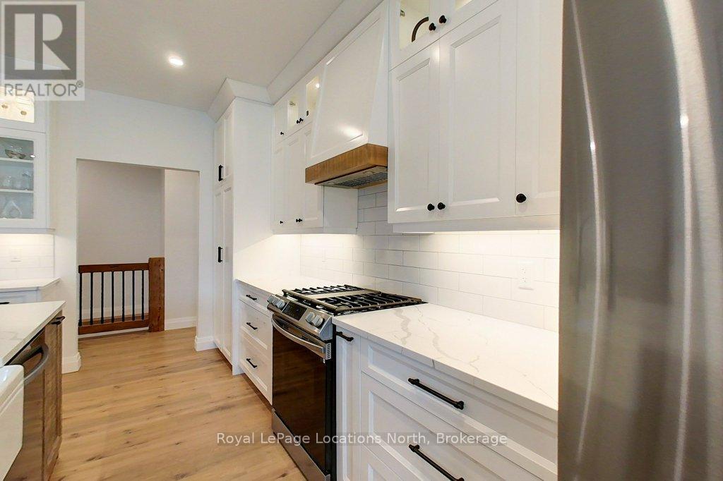 37 Foliage Drive, Tiny, ON - Indoor Photo Showing Kitchen With Stainless Steel Kitchen With Upgraded Kitchen