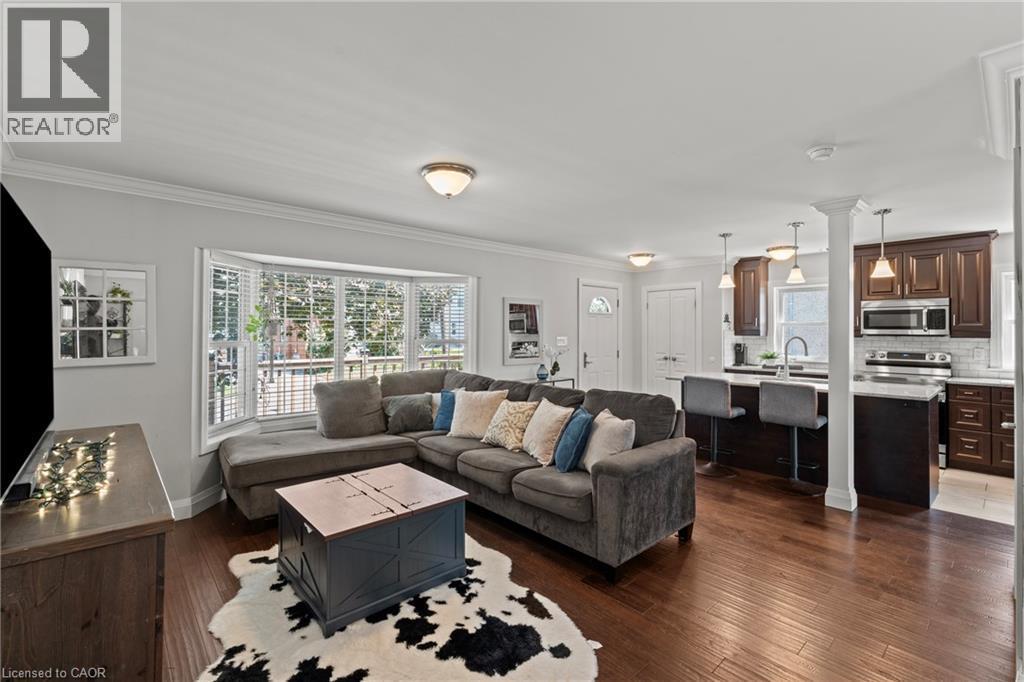 380 Thayer Avenue, Hamilton, ON - Indoor Photo Showing Living Room