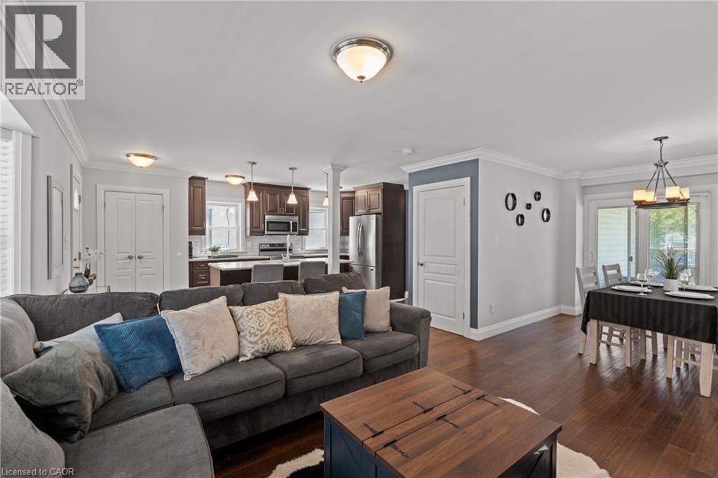 380 Thayer Avenue, Hamilton, ON - Indoor Photo Showing Living Room