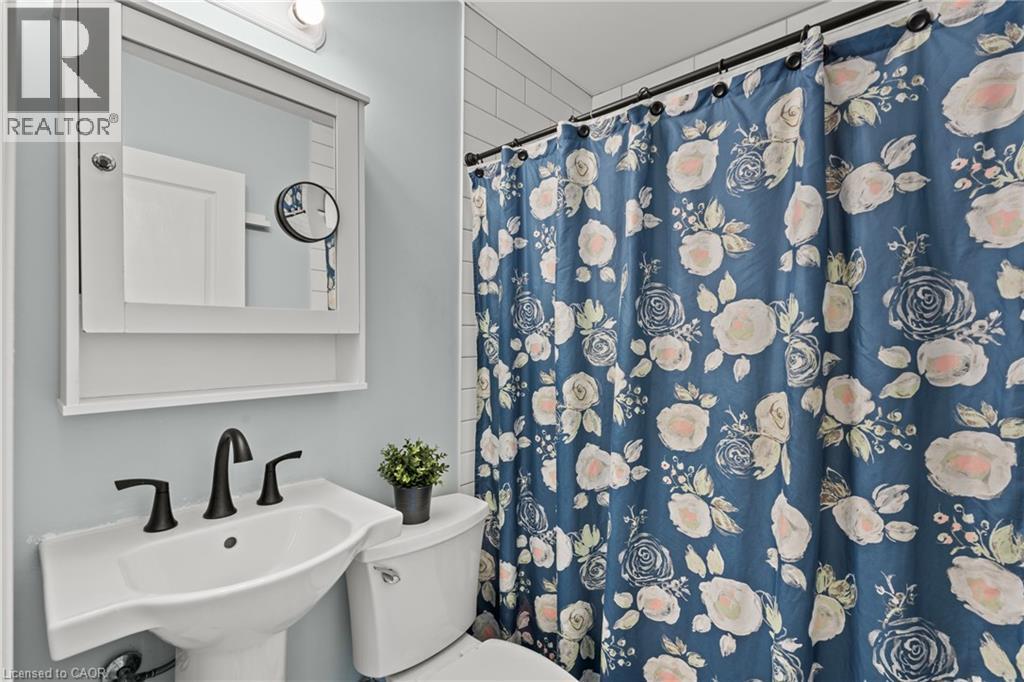 380 Thayer Avenue, Hamilton, ON - Photo Showing Bathroom