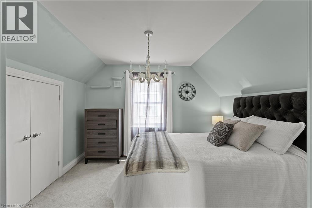 380 Thayer Avenue, Hamilton, ON - Indoor Photo Showing Bedroom