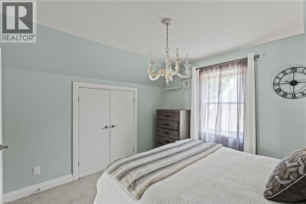 380 Thayer Avenue, Hamilton, ON - Indoor Photo Showing Bedroom