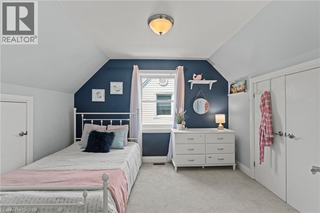 380 Thayer Avenue, Hamilton, ON - Indoor Photo Showing Bedroom